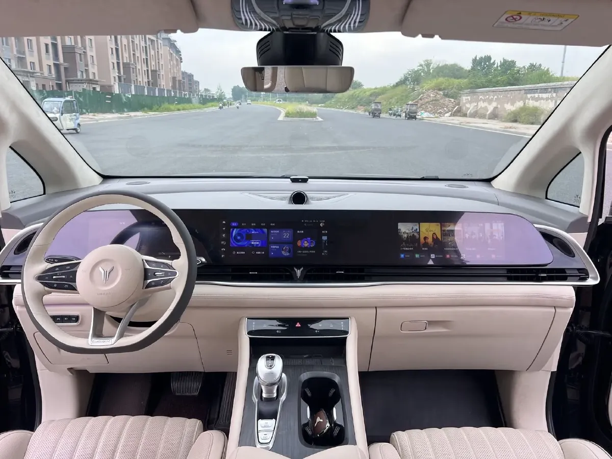 2024 Voyah Dream 1.5T 150HP L4 PHEV 43KWH,autocango,china used car exporter,china ev exporter,chinese used car exporter,chinese used ev exporter