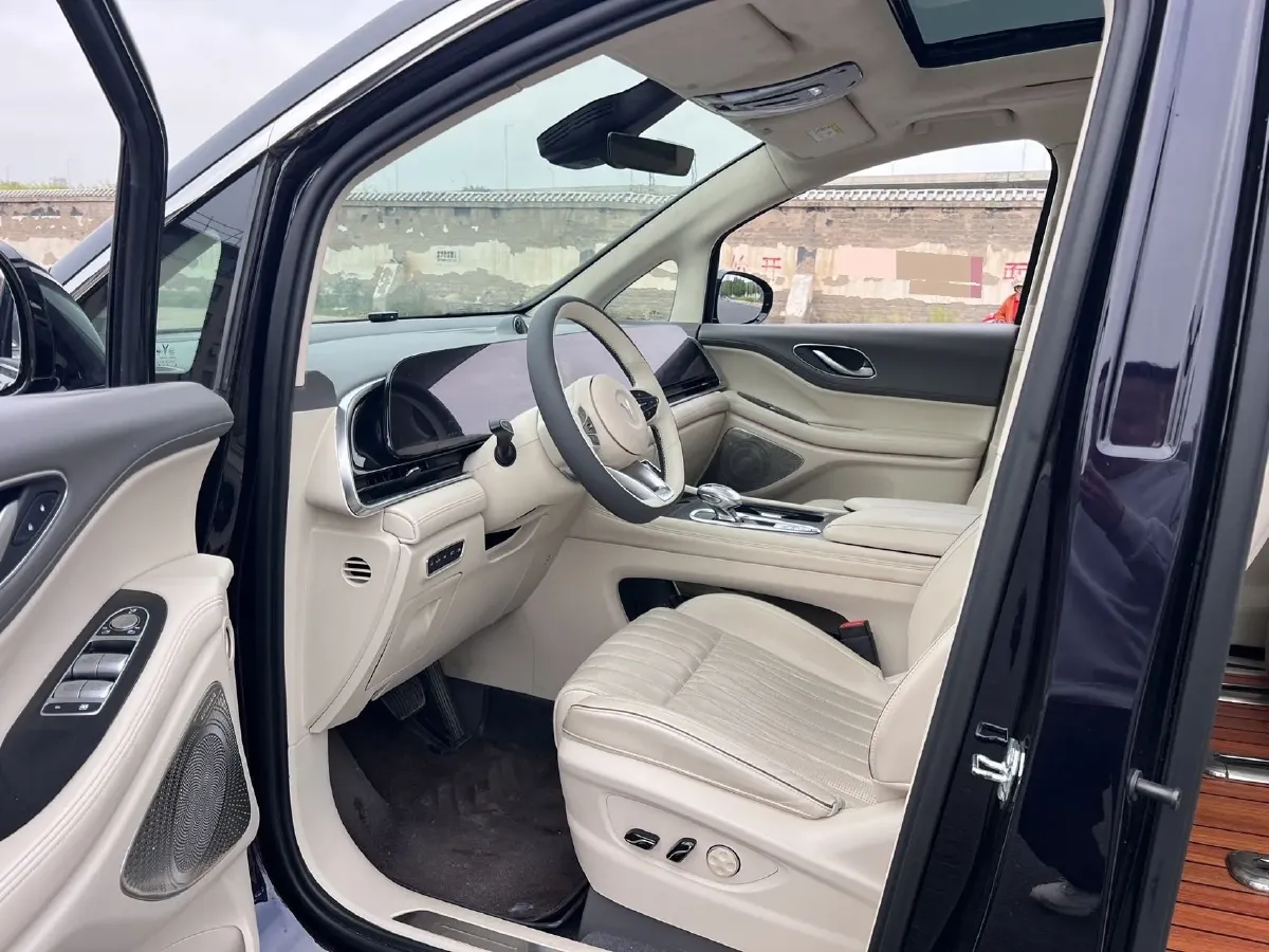 2024 Voyah Dream 1.5T 150HP L4 PHEV 43KWH,autocango,china used car exporter,china ev exporter,chinese used car exporter,chinese used ev exporter