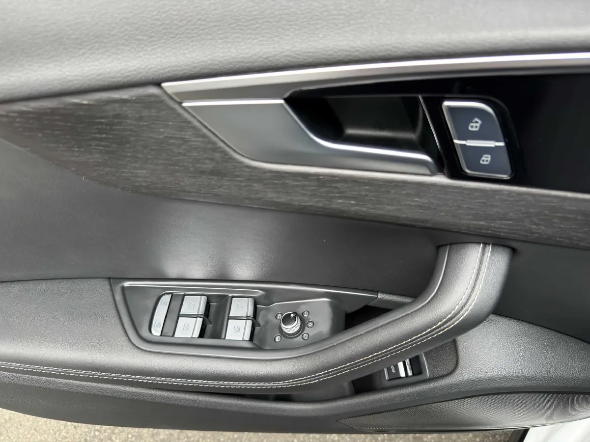 2024 Audi A4L 2.0T 190HP L4 7DCT,autocango,china used car exporter,china ev exporter,chinese used car exporter,chinese used ev exporter