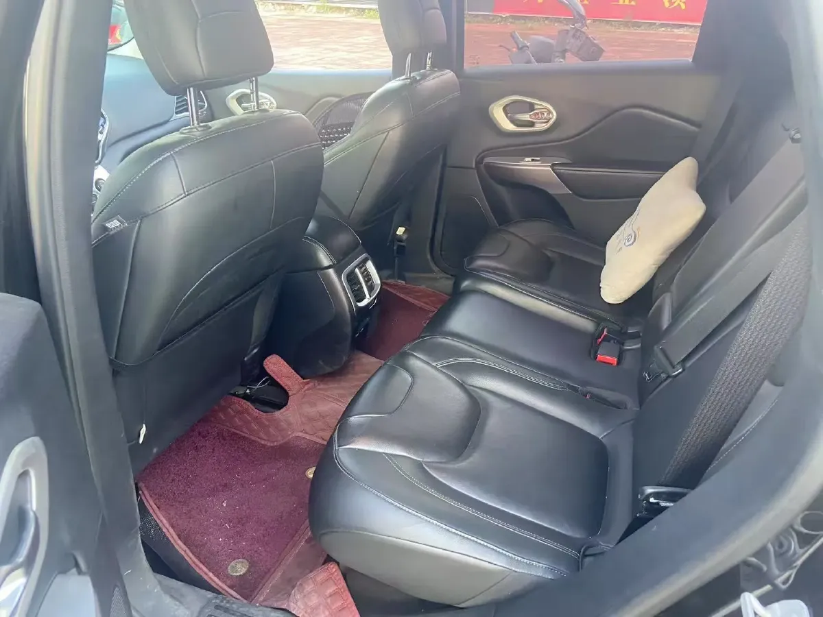 2019 Jeep Cherokee 2.0T 234HP L4 9AT,autocango,china used car exporter,china ev exporter,chinese used car exporter,chinese used ev exporter