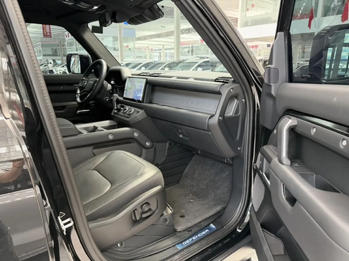 2025 Land Rover Defender 3.0T 400HP L6 8AT,autocango,china used car exporter,china ev exporter,chinese used car exporter,chinese used ev exporter