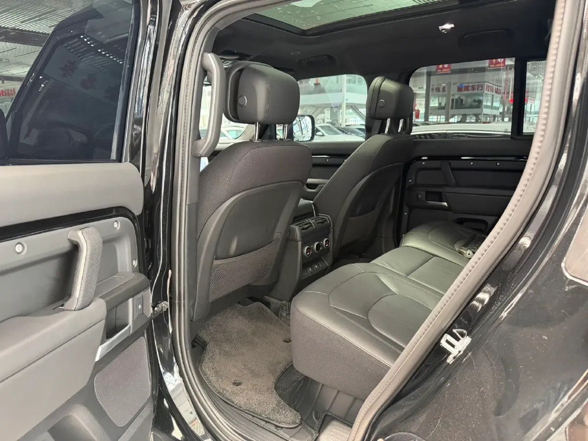 2025 Land Rover Defender 3.0T 400HP L6 8AT,autocango,china used car exporter,china ev exporter,chinese used car exporter,chinese used ev exporter