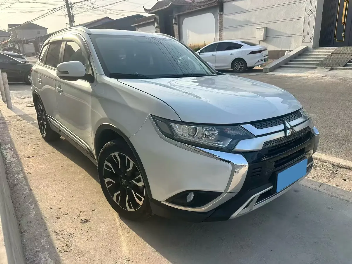 2021 Mitsubishi Outlander 2.0L 166HP L4 CVT,autocango,china used car exporter,china ev exporter,chinese used car exporter,chinese used ev exporter