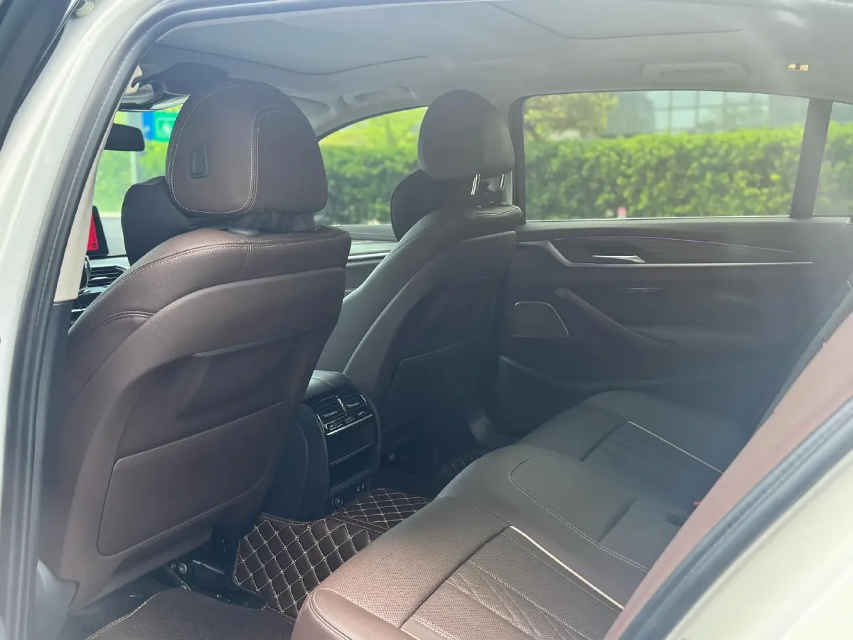 2022 BMW 5 Series 2.0T 252HP L4 8AT,autocango,china used car exporter,china ev exporter,chinese used car exporter,chinese used ev exporter