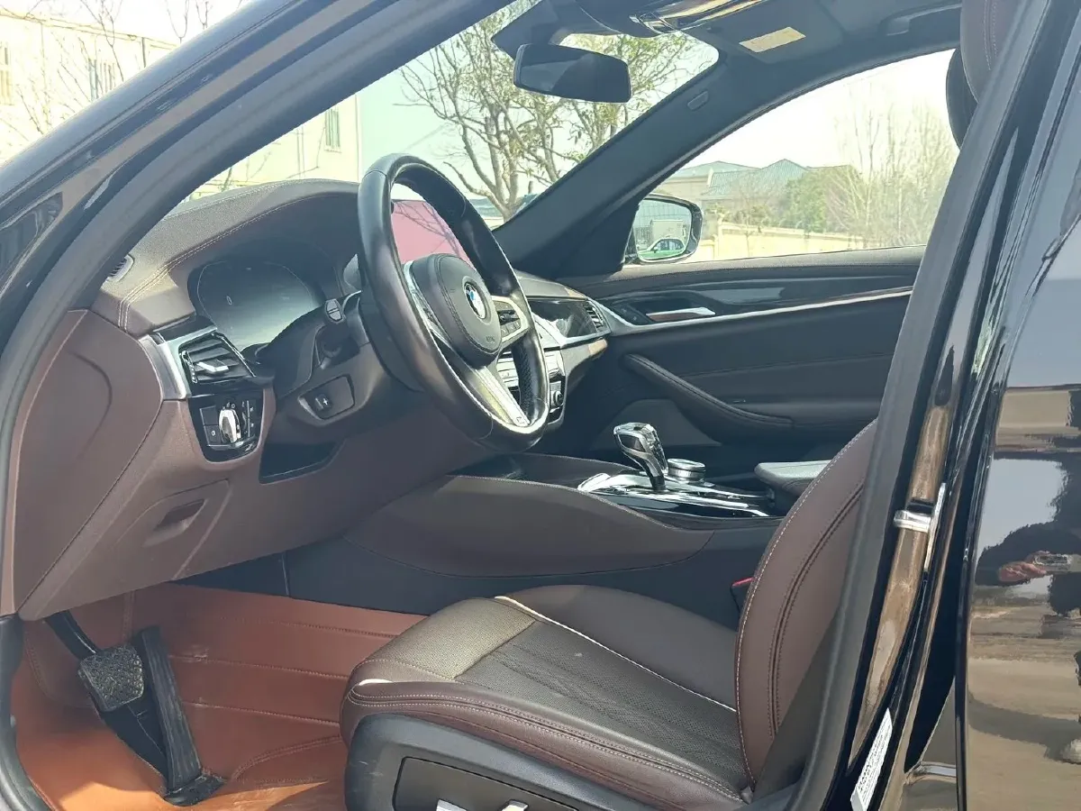 2022 BMW 5 Series 2.0T 184HP L4 8AT,autocango,china used car exporter,china ev exporter,chinese used car exporter,chinese used ev exporter