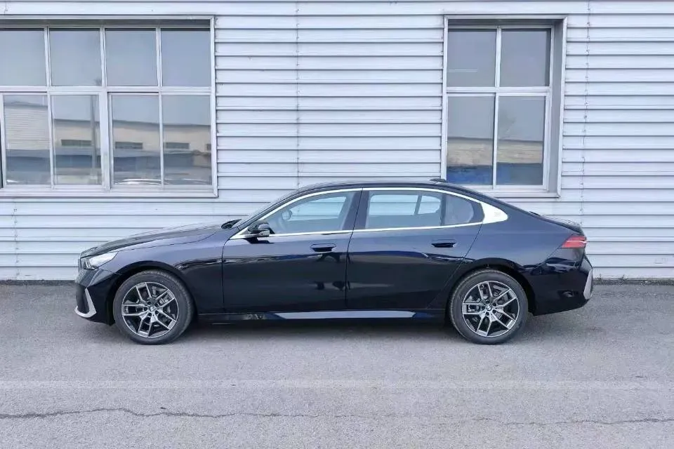 2024 BMW 5 Series 2.0T 258HP L4 8AT,autocango,china used car exporter,china ev exporter,chinese used car exporter,chinese used ev exporter
