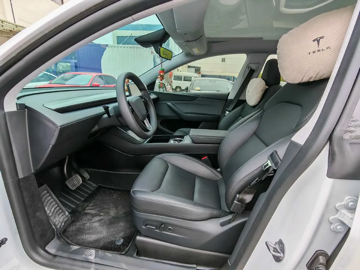 2025 Tesla Model Y BEV 62.5KWH,autocango,china used car exporter,china ev exporter,chinese used car exporter,chinese used ev exporter