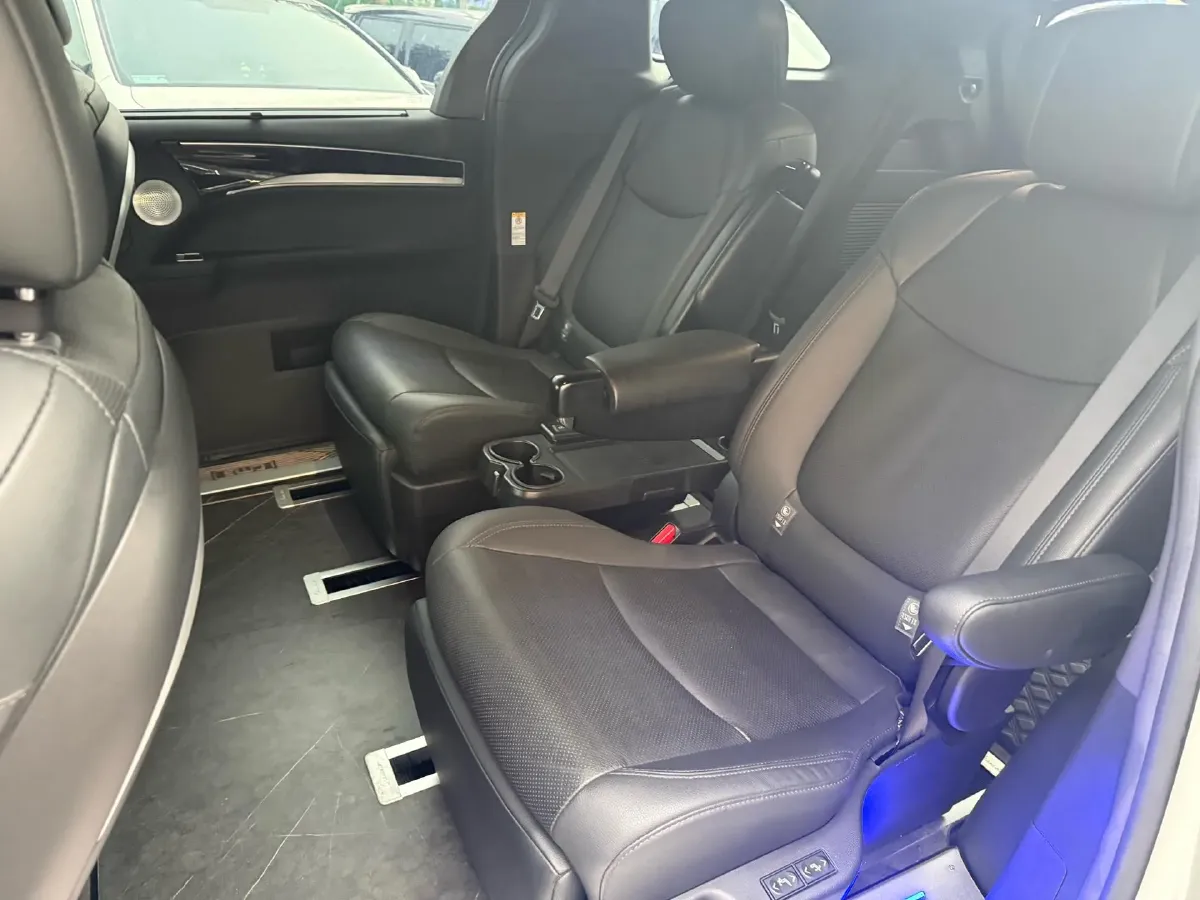 2023 Toyota Sienna 2.5L 189HP L4 E-CVT Hybrid,autocango,china used car exporter,china ev exporter,chinese used car exporter,chinese used ev exporter