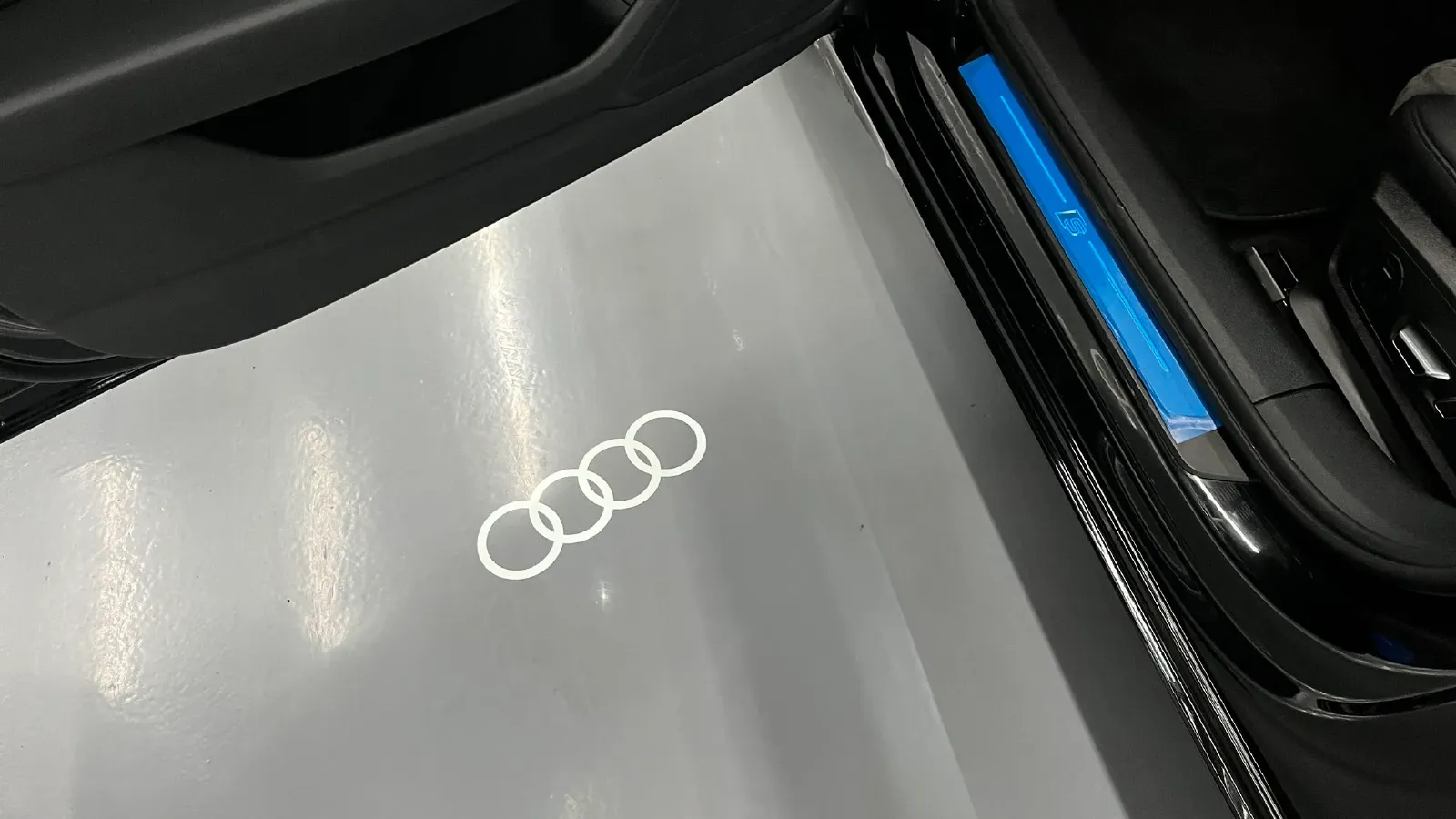 2024 Audi A6L 2.0T 190HP L4 7DCT,autocango,china used car exporter,china ev exporter,chinese used car exporter,chinese used ev exporter