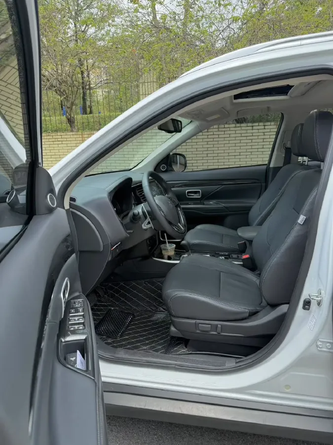 2018 Mitsubishi Outlander 2.4L 192HP L4 CVT,autocango,china used car exporter,china ev exporter,chinese used car exporter,chinese used ev exporter