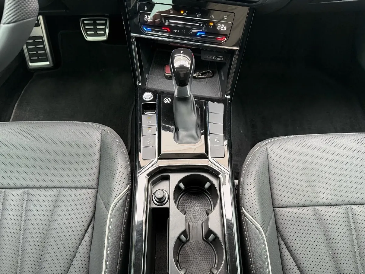 2024 Volkswagen Passat 2.0T 220HP L4 7DCT,autocango,china used car exporter,china ev exporter,chinese used car exporter,chinese used ev exporter