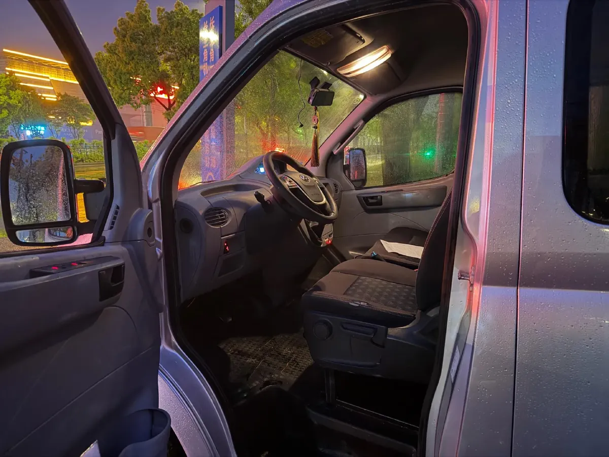 2018 MAXUS XinTu V80 2.5T 136HP L4 6MT,autocango,china used car exporter,china ev exporter,chinese used car exporter,chinese used ev exporter