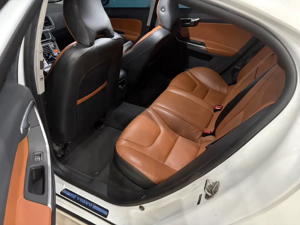 2019 Volvo S60 2.0T 245HP L4 8AT,autocango,china used car exporter,china ev exporter,chinese used car exporter,chinese used ev exporter