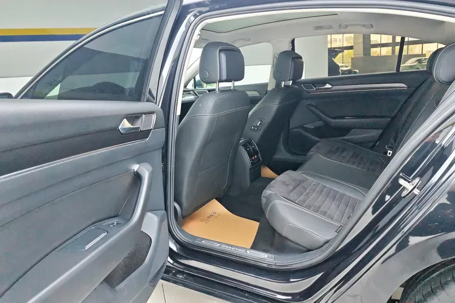 2020 Volkswagen Magotan 2.0T 220HP L4 7DCT,autocango,china used car exporter,china ev exporter,chinese used car exporter,chinese used ev exporter