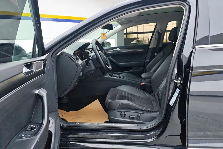 2020 Volkswagen Magotan 2.0T 220HP L4 7DCT,autocango,china used car exporter,china ev exporter,chinese used car exporter,chinese used ev exporter