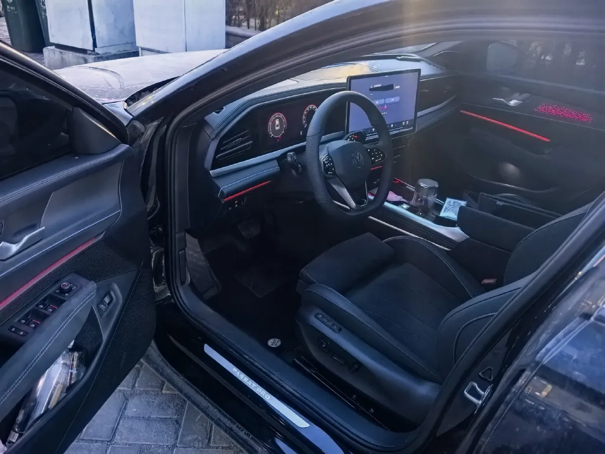 2025 Volkswagen Passat 2.0T 220HP L4 7DCT,autocango,china used car exporter,china ev exporter,chinese used car exporter,chinese used ev exporter