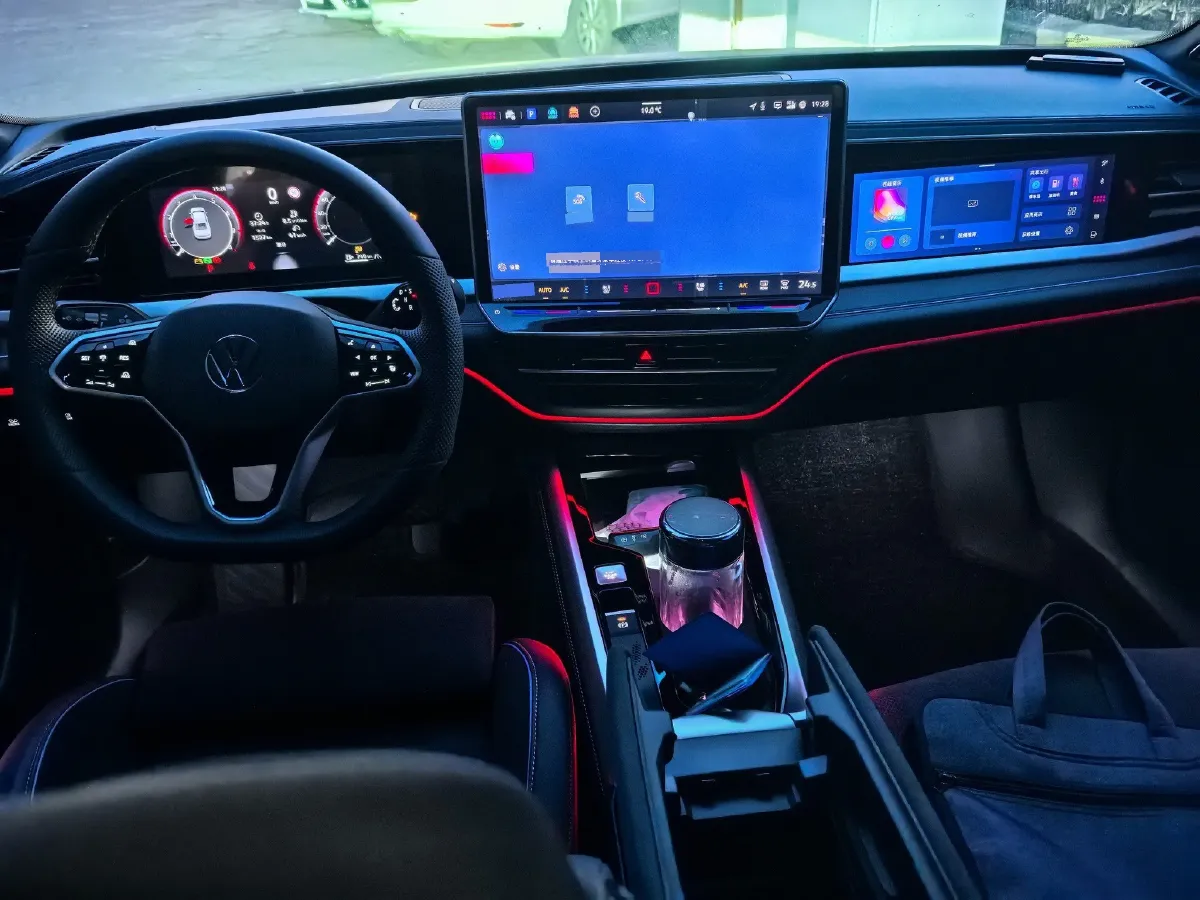 2025 Volkswagen Passat 2.0T 220HP L4 7DCT,autocango,china used car exporter,china ev exporter,chinese used car exporter,chinese used ev exporter