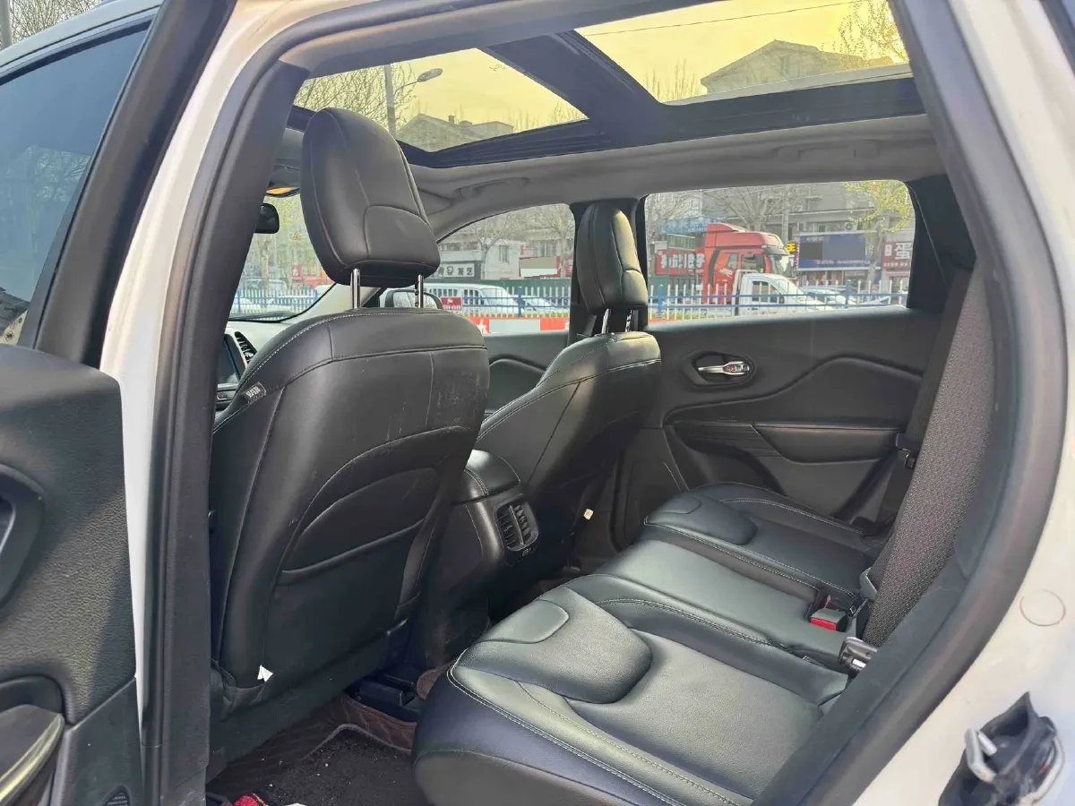 2017 Jeep Cherokee 2.0L 155HP L4 9AT,autocango,china used car exporter,china ev exporter,chinese used car exporter,chinese used ev exporter