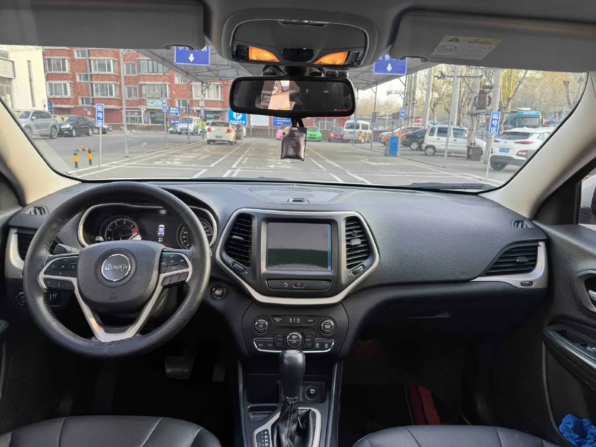 2017 Jeep Cherokee 2.0L 155HP L4 9AT,autocango,china used car exporter,china ev exporter,chinese used car exporter,chinese used ev exporter