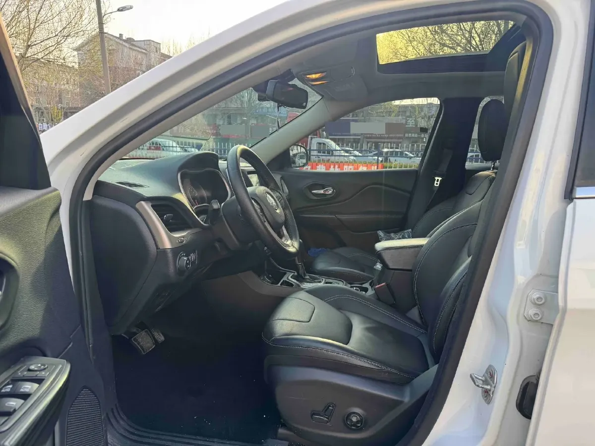 2017 Jeep Cherokee 2.0L 155HP L4 9AT,autocango,china used car exporter,china ev exporter,chinese used car exporter,chinese used ev exporter