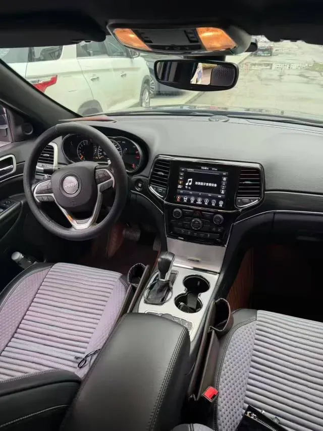 2020 Jeep Grand Cherokee 3.0L 234HP V6 8AT,autocango,china used car exporter,china ev exporter,chinese used car exporter,chinese used ev exporter