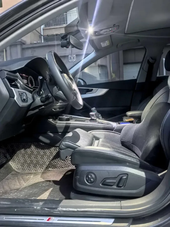 2022 Audi A4L 2.0T 190HP L4 7DCT,autocango,china used car exporter,china ev exporter,chinese used car exporter,chinese used ev exporter