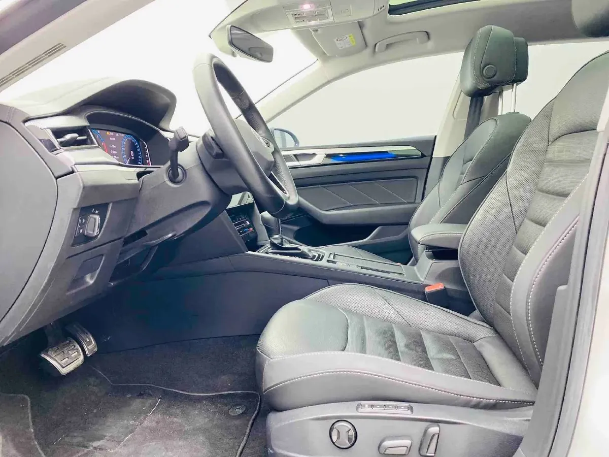 2023 Volkswagen CC 2.0T 220HP L4 7DCT,autocango,china used car exporter,china ev exporter,chinese used car exporter,chinese used ev exporter