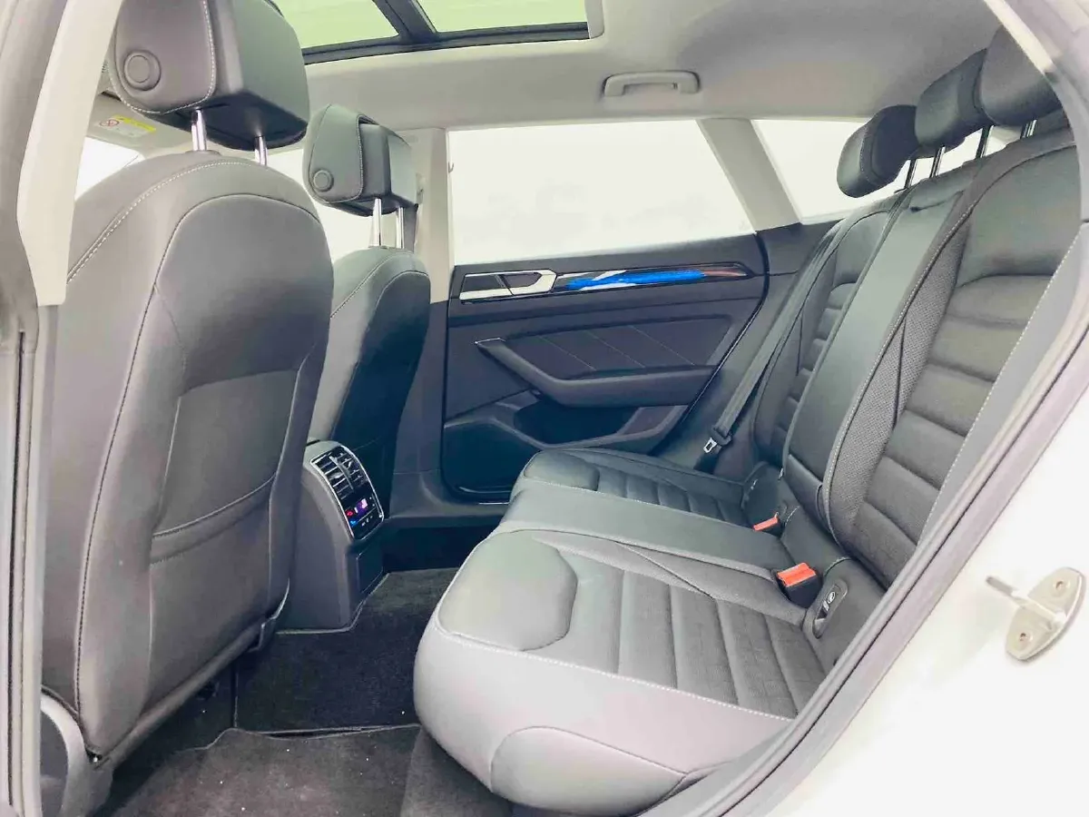 2023 Volkswagen CC 2.0T 220HP L4 7DCT,autocango,china used car exporter,china ev exporter,chinese used car exporter,chinese used ev exporter