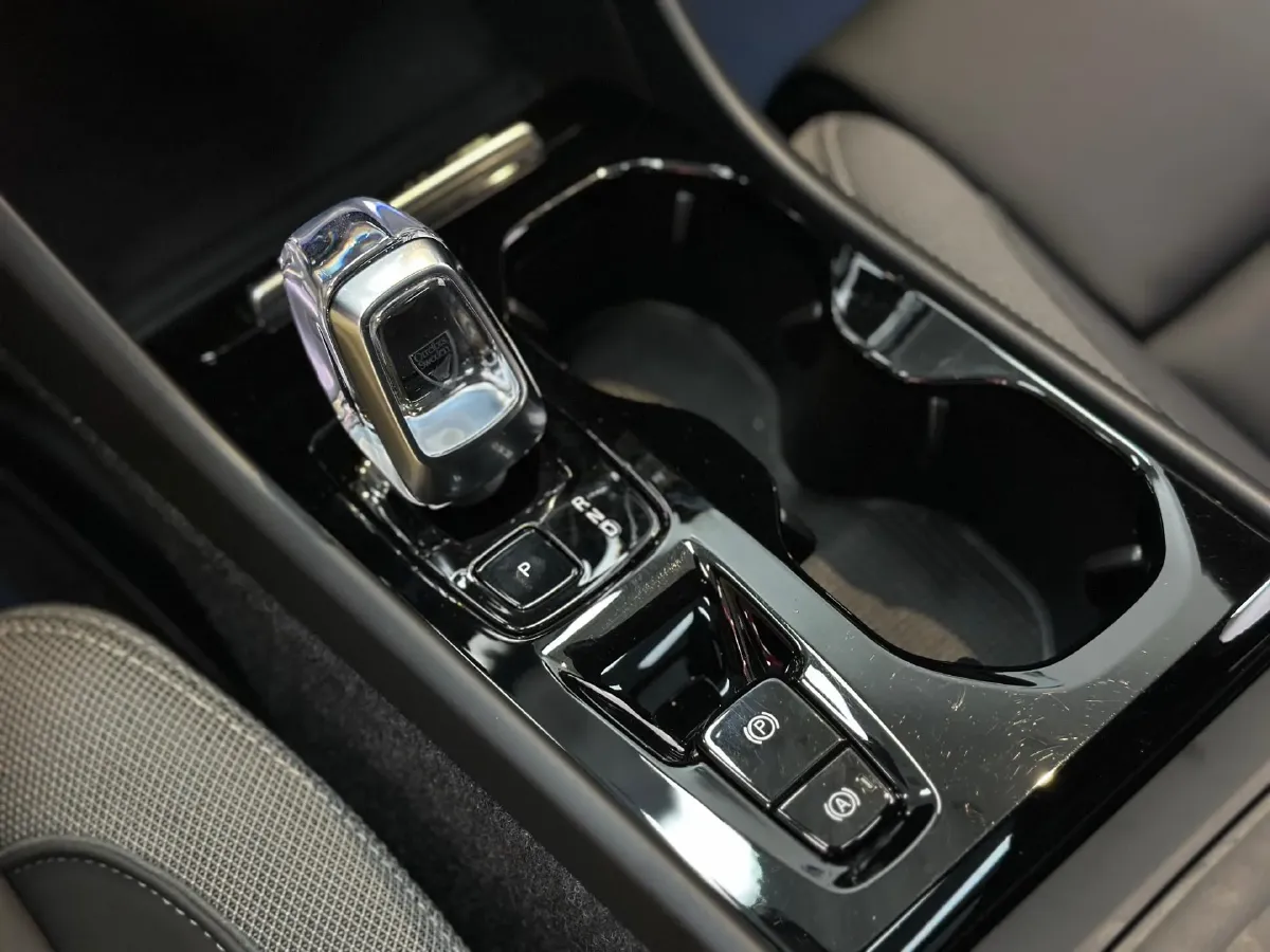 2024 Volvo XC40 2.0T 163HP L4 7DCT,autocango,china used car exporter,china ev exporter,chinese used car exporter,chinese used ev exporter