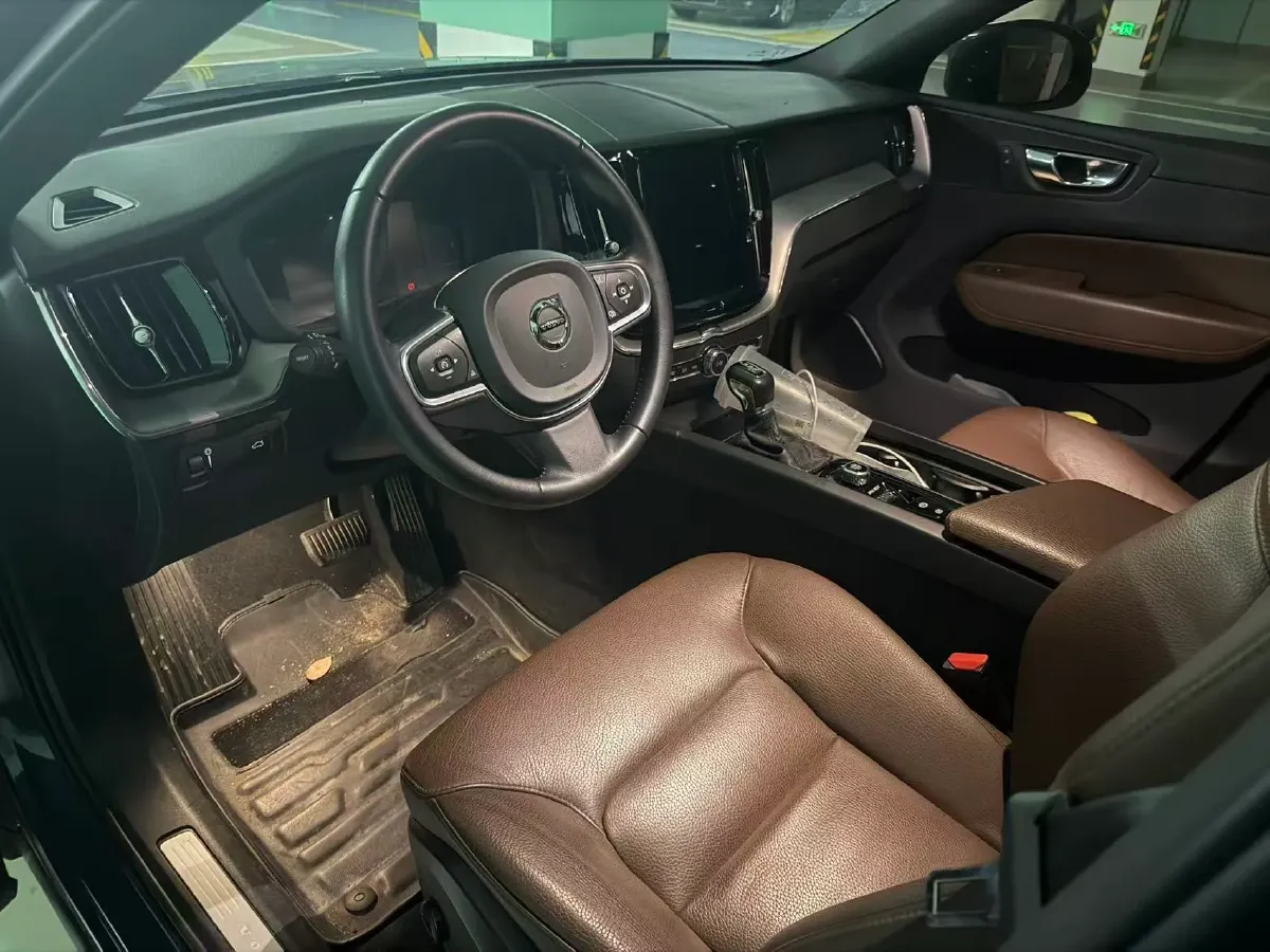 2021 Volvo XC60 2.0T 250HP L4 8AT,autocango,china used car exporter,china ev exporter,chinese used car exporter,chinese used ev exporter