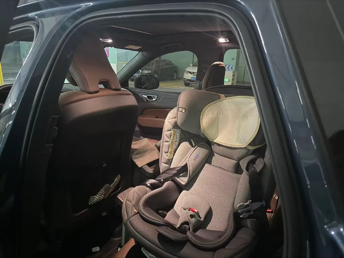 2021 Volvo XC60 2.0T 250HP L4 8AT,autocango,china used car exporter,china ev exporter,chinese used car exporter,chinese used ev exporter