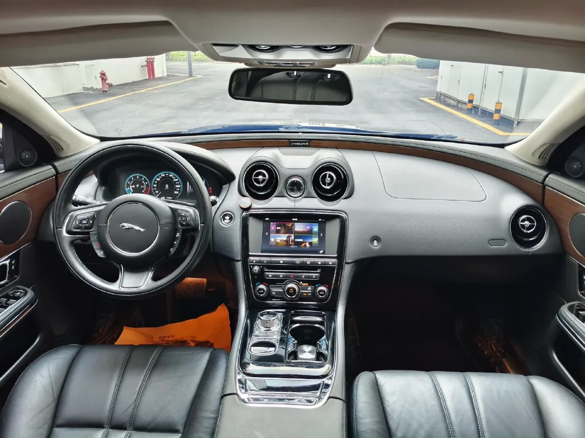2016 Jaguar XJ 2.0T 240HP L4 8AT,autocango,china used car exporter,china ev exporter,chinese used car exporter,chinese used ev exporter