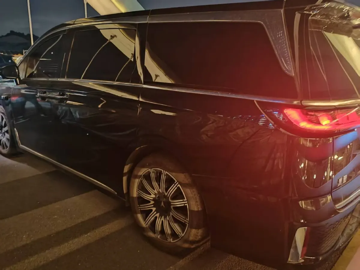 2025 Voyah Dream 1.5T 150HP L4 PHEV 41.7KWH,autocango,china used car exporter,china ev exporter,chinese used car exporter,chinese used ev exporter