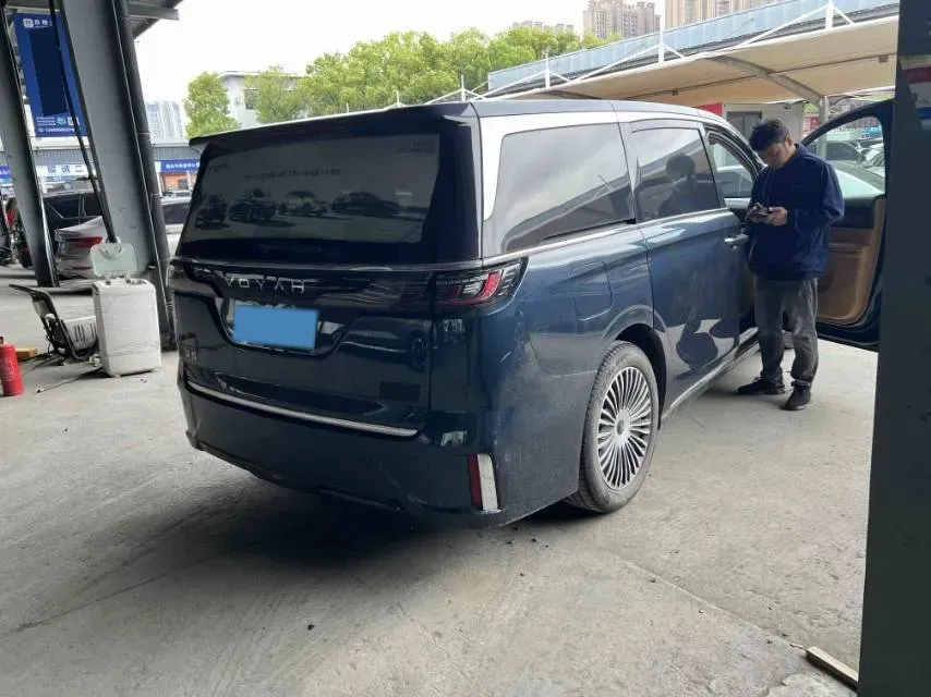 2025 Voyah Dream 1.5T 150HP L4 PHEV 41.7KWH,autocango,china used car exporter,china ev exporter,chinese used car exporter,chinese used ev exporter