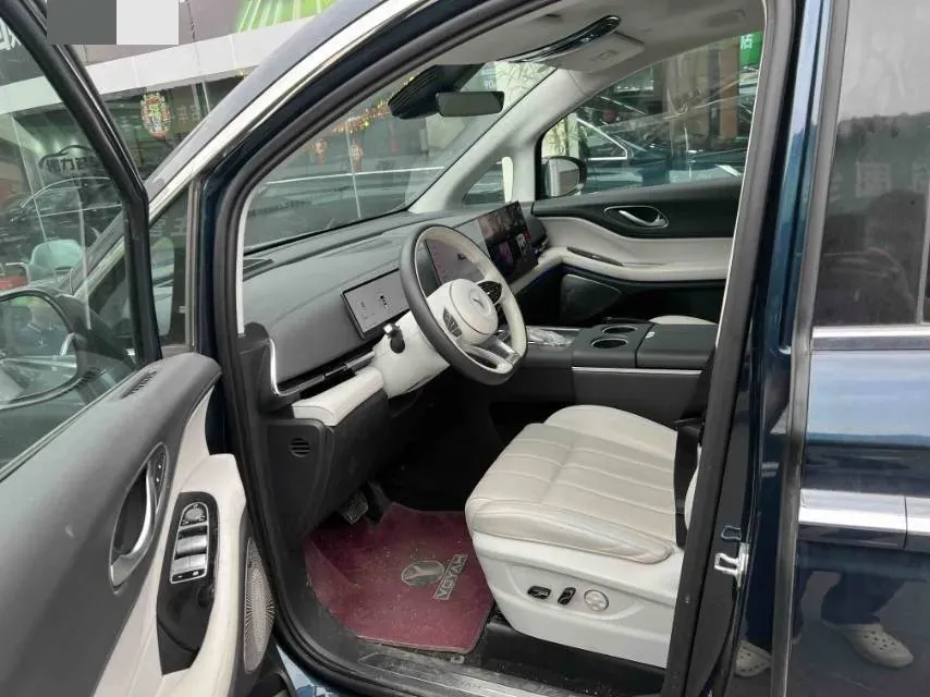 2025 Voyah Dream 1.5T 150HP L4 PHEV 41.7KWH,autocango,china used car exporter,china ev exporter,chinese used car exporter,chinese used ev exporter