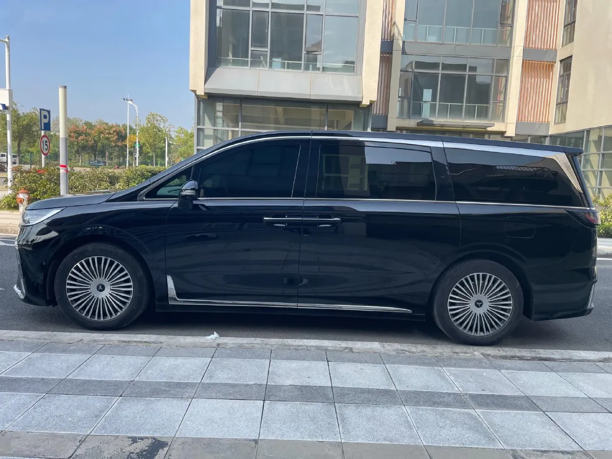 2025 Voyah Dream 1.5T 150HP L4 PHEV 41.7KWH,autocango,china used car exporter,china ev exporter,chinese used car exporter,chinese used ev exporter