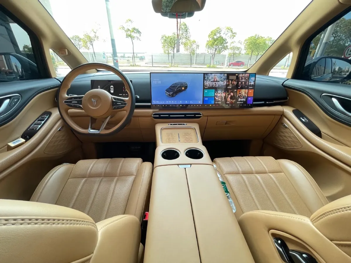 2025 Voyah Dream 1.5T 150HP L4 PHEV 41.7KWH,autocango,china used car exporter,china ev exporter,chinese used car exporter,chinese used ev exporter