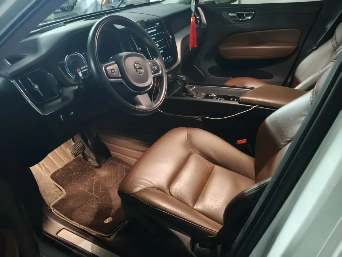 2020 Volvo XC60 2.0T 254HP L4 8AT,autocango,china used car exporter,china ev exporter,chinese used car exporter,chinese used ev exporter