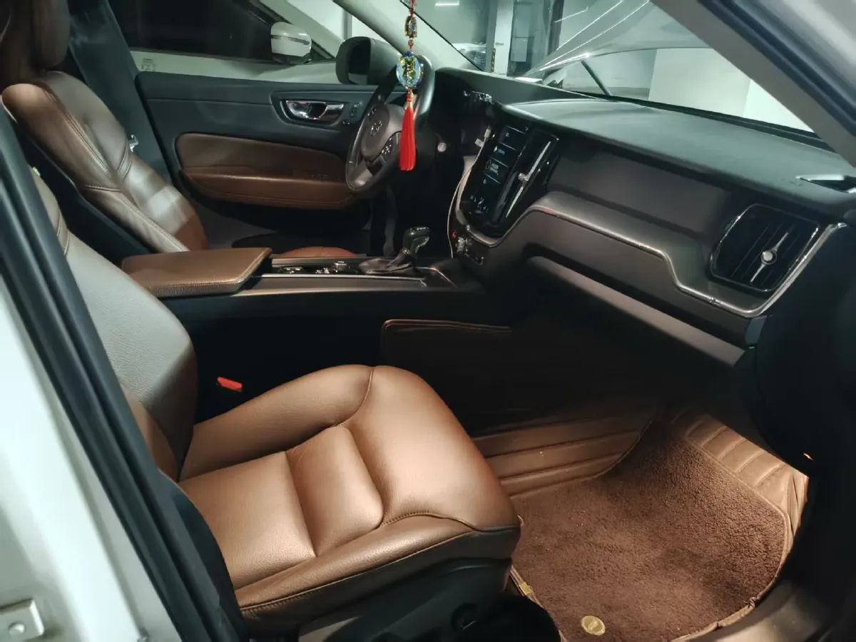 2020 Volvo XC60 2.0T 254HP L4 8AT,autocango,china used car exporter,china ev exporter,chinese used car exporter,chinese used ev exporter