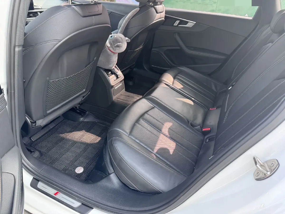 2023 Audi A4L 2.0T 190HP L4 7DCT,autocango,china used car exporter,china ev exporter,chinese used car exporter,chinese used ev exporter