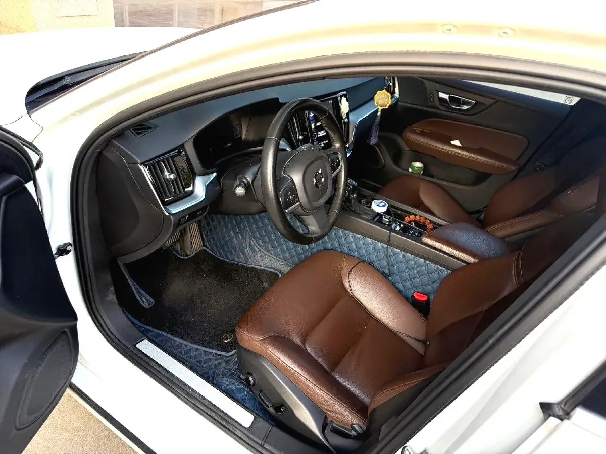 2021 Volvo S60 2.0T 190HP L4 8AT,autocango,china used car exporter,china ev exporter,chinese used car exporter,chinese used ev exporter