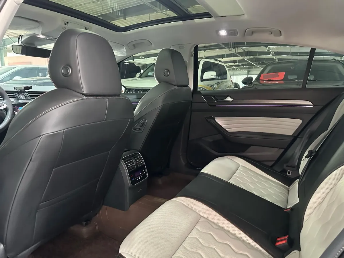 2025 Volkswagen Magotan 2.0T 186HP L4 7DCT,autocango,china used car exporter,china ev exporter,chinese used car exporter,chinese used ev exporter