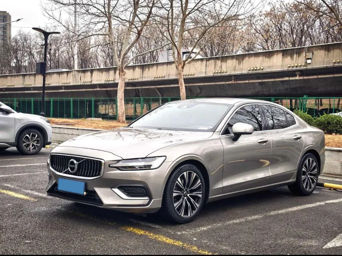 2022 Volvo S60 2.0T 197HP L4 8AT,autocango,china used car exporter,china ev exporter,chinese used car exporter,chinese used ev exporter