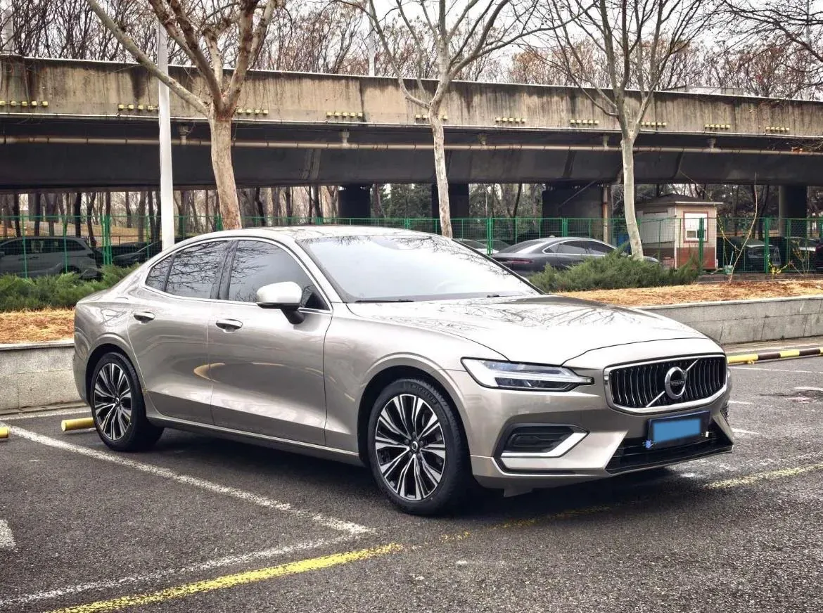 2022 Volvo S60 2.0T 197HP L4 8AT,autocango,china used car exporter,china ev exporter,chinese used car exporter,chinese used ev exporter