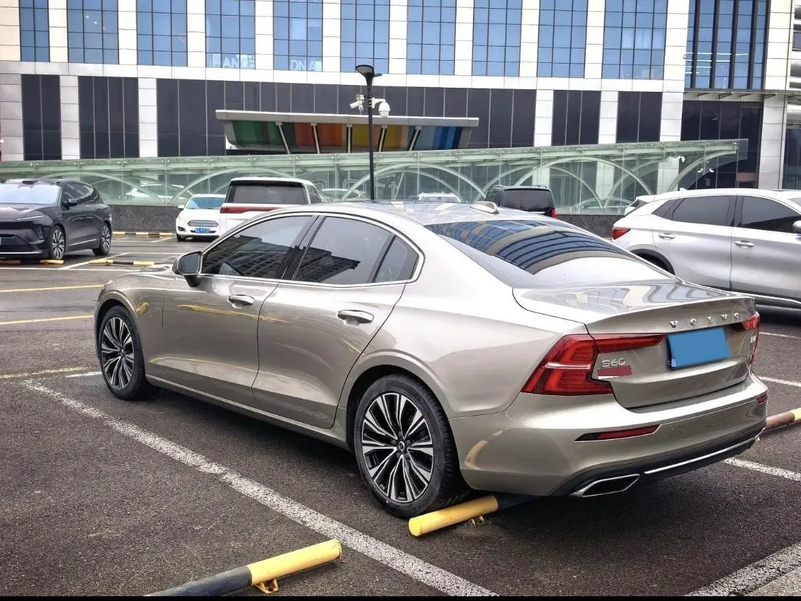 2022 Volvo S60 2.0T 197HP L4 8AT,autocango,china used car exporter,china ev exporter,chinese used car exporter,chinese used ev exporter
