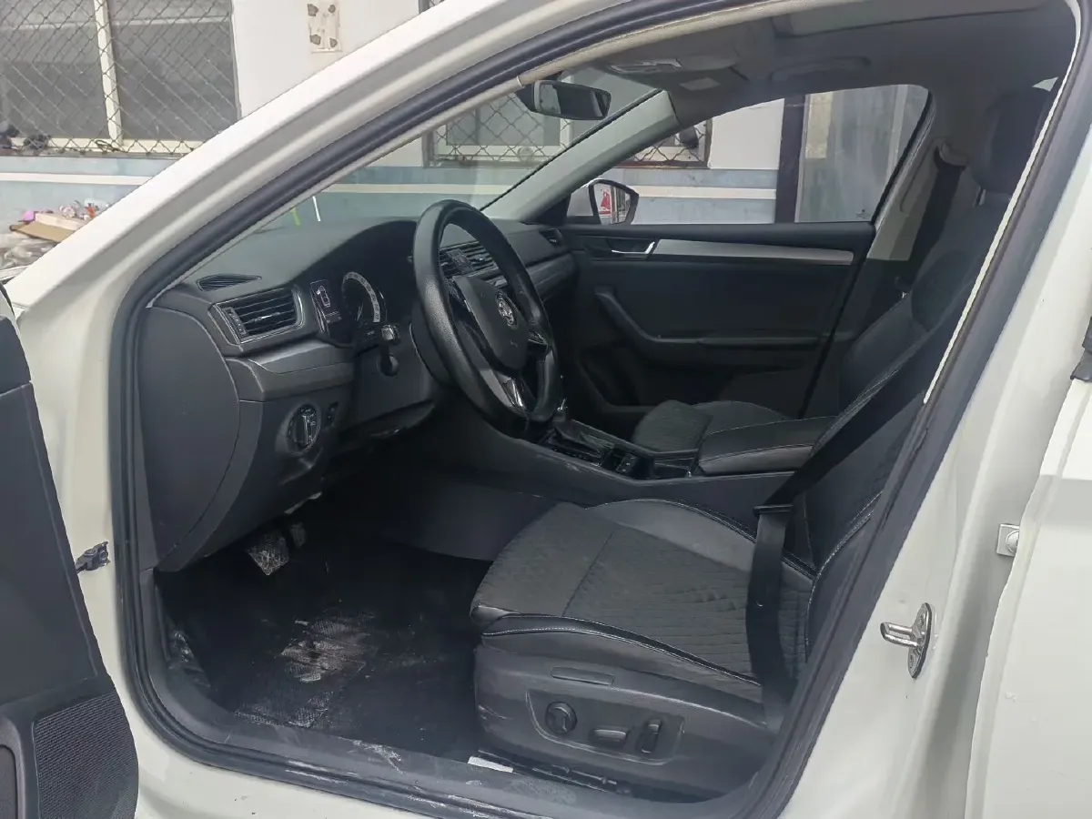 2018 Skoda Superb 1.8T 180HP L4 7DCT,autocango,china used car exporter,china ev exporter,chinese used car exporter,chinese used ev exporter