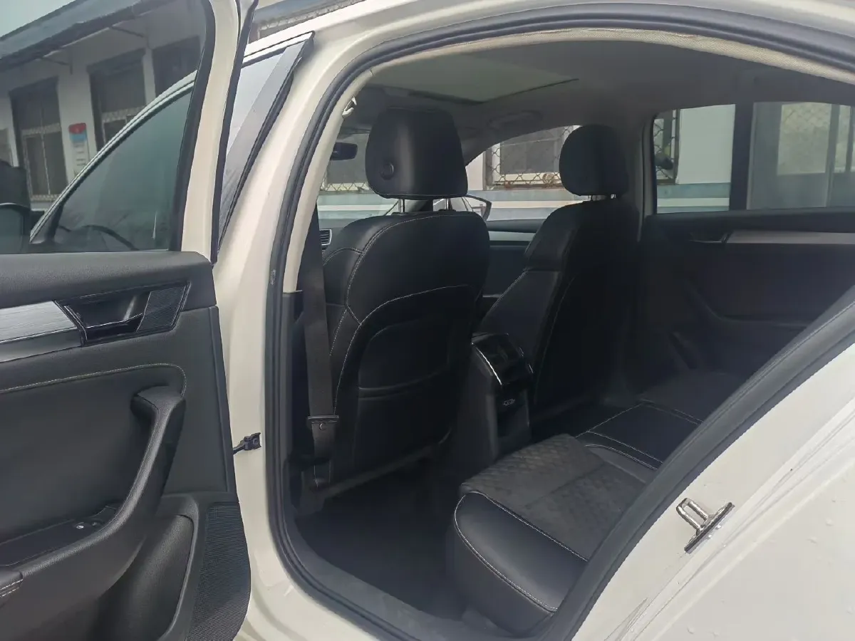 2018 Skoda Superb 1.8T 180HP L4 7DCT,autocango,china used car exporter,china ev exporter,chinese used car exporter,chinese used ev exporter