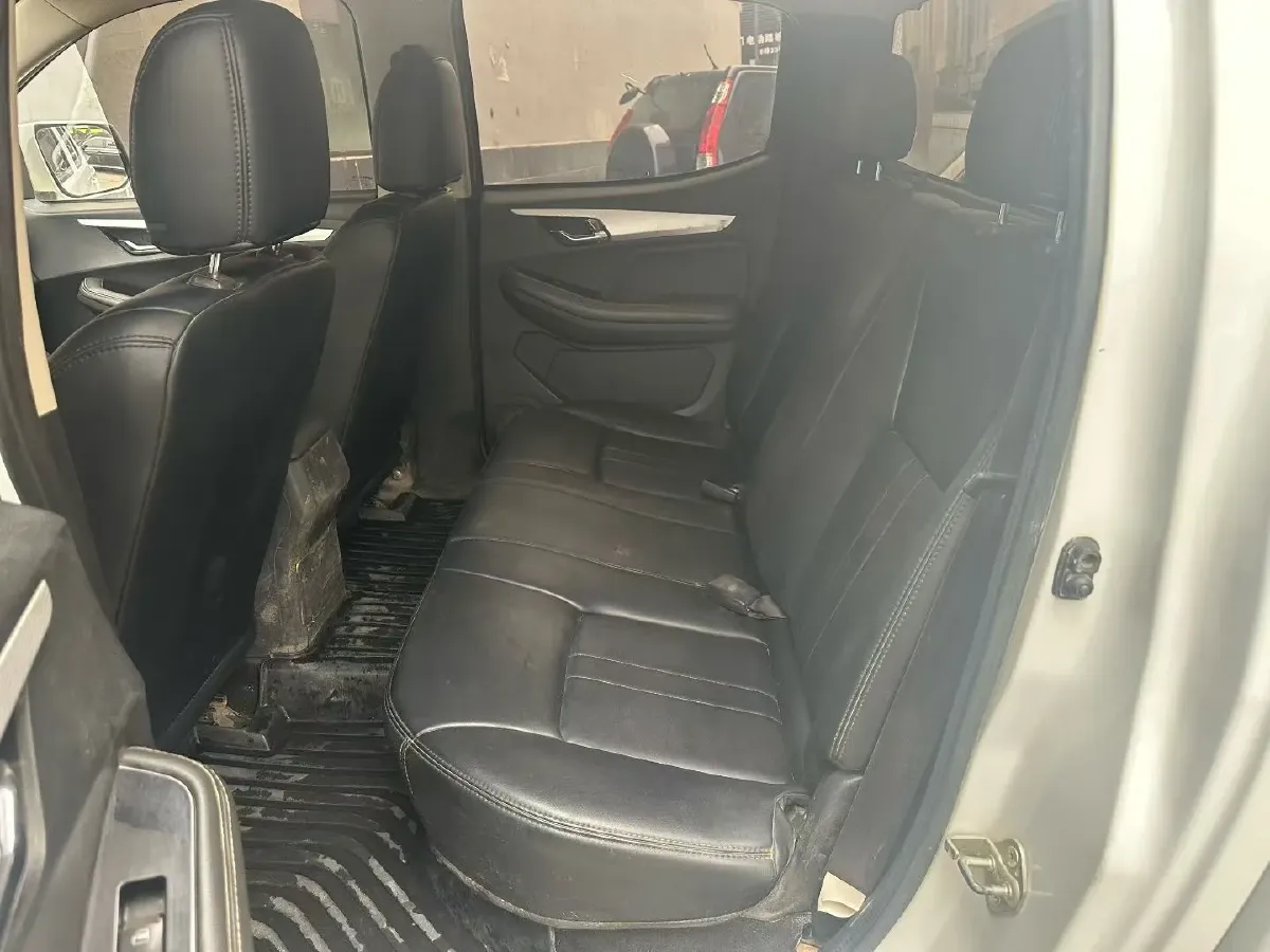 2020 Isuzu RE-MAX Jim 2.4T 211HP L4 5MT,autocango,china used car exporter,china ev exporter,chinese used car exporter,chinese used ev exporter