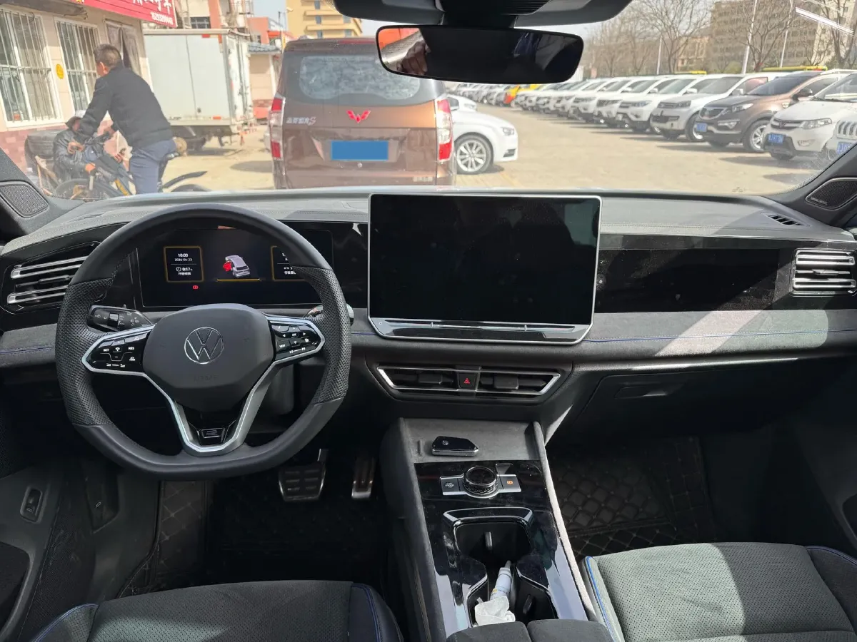 2024 Volkswagen Tiguan L 2.0T 220HP L4 7DCT,autocango,china used car exporter,china ev exporter,chinese used car exporter,chinese used ev exporter