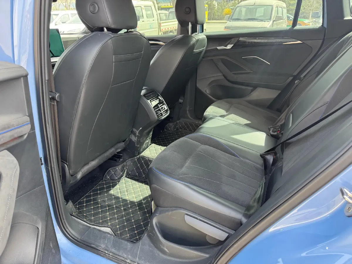 2024 Volkswagen Tiguan L 2.0T 220HP L4 7DCT,autocango,china used car exporter,china ev exporter,chinese used car exporter,chinese used ev exporter